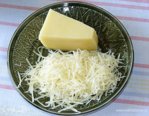 Натереть сыр на терке.