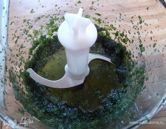 Листья базилика сложить в блендер и взбить сахарной пудрой  в пастообразную массу. 