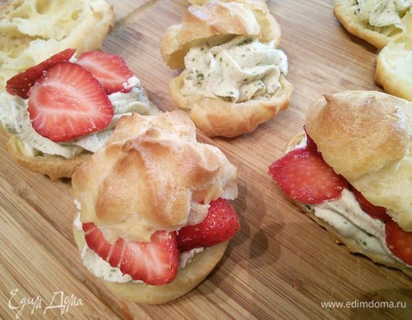 Эклеры разрезать пополам и наполнить сливками и ломтиками клубники. 