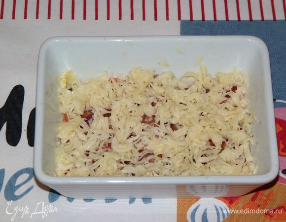 Сверху обильно посыпать тертым сыром. И повторяем каждый слой. Верхний слой — морковь. Немного тертого сыра оставить, потом пригодится. 