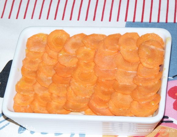 Оставшиеся сливки выливаем сверху. Форму накрываем фольгой.