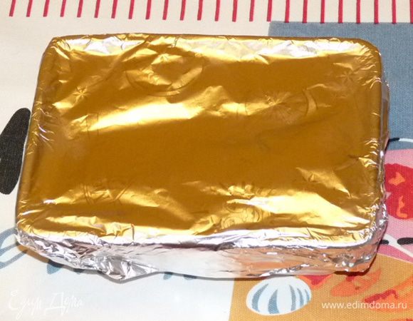 Ставим форму в заранее разогретую до 190°C духовку на 30 минут. Затем снимаем фольгу, посыпаем остатками сыра и отправляем в духовку на 5  минут.