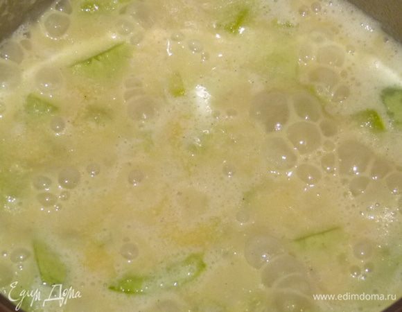 Пока варятся кабачки, режем лук и поджариваем до прозрачности на растительном масле.