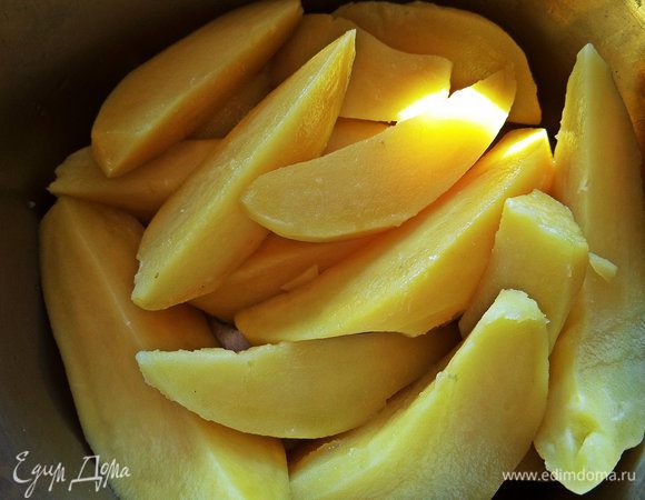 Поставить вариться картофель первым делом. У меня были большие картофелины весом 280 г.