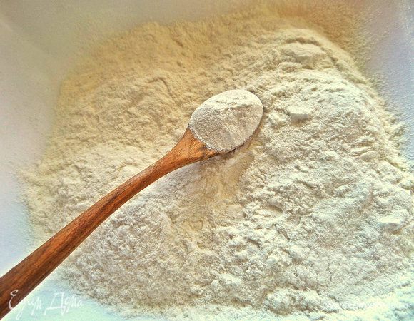 Муку просеять и соединить с разрыхлителем.