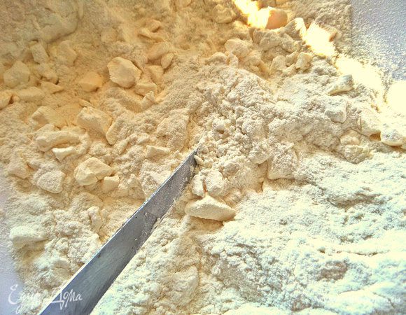 Все вместе порубить ножом.