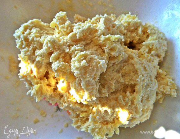 Тесто получается мягкое и липкое. Так и должно быть, не торопитесь добавлять муку!