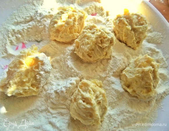 Берем по ложке теста и обваляем комочки в муке.