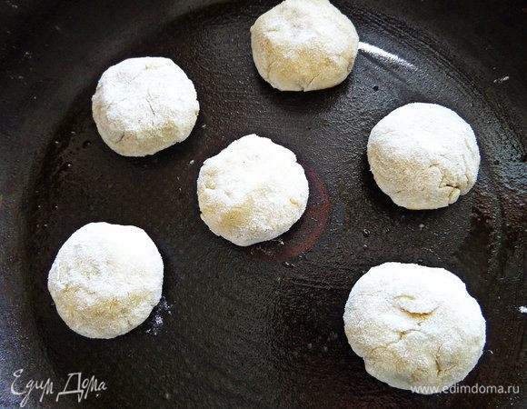 Катаем в ладонях шарики, слегка приплюснем и раскладываем на расстоянии в смазанной форме.