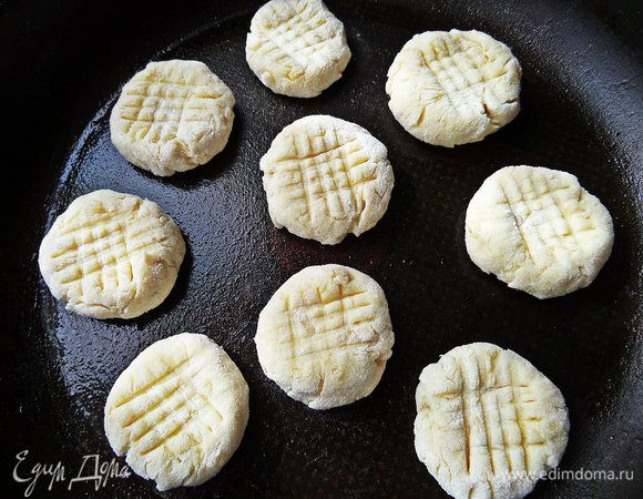 Можно прижать верх вилкой или оставить полусферой.