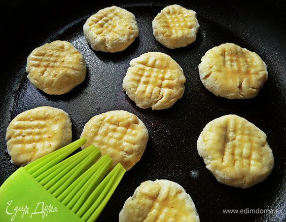 Смазать верх взбитым яйцом.