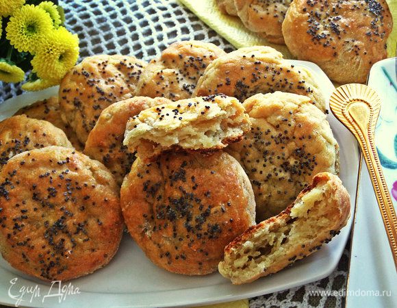 У них тогда есть хрустящая нижняя корочка, а когда постоят накрытые, станут совершенно мягкие.