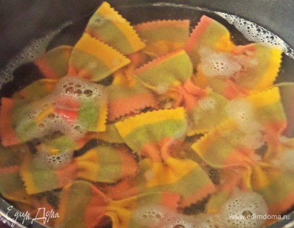 Отварить пасту, как написано на упаковке.