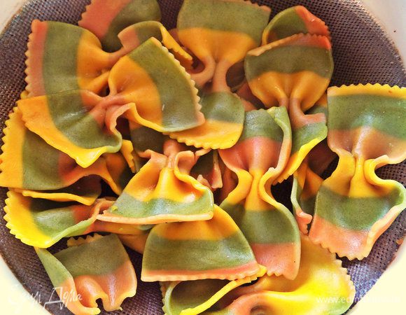 Слить воду. Можно воспользоваться оставшейся порцией макарон, тогда подогреть.