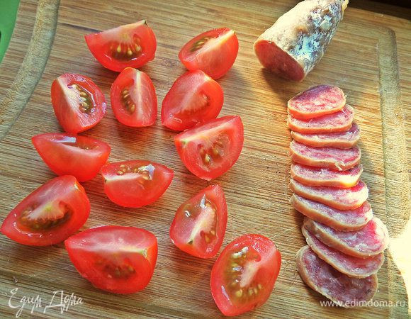 Колбаску вяленую делим на тонкие кружочки. Помидорки на четверти. Лук красный нарезать мелко.