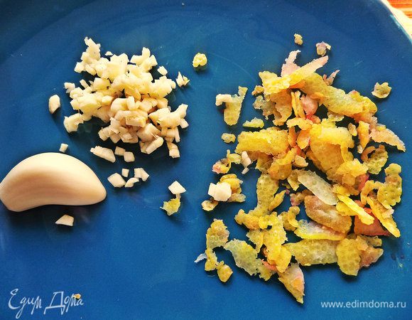 Для заправки измельчаем чеснок и натираем цедру.