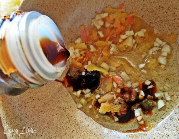 Соевый соус. Перец, а также лук, кто любит.