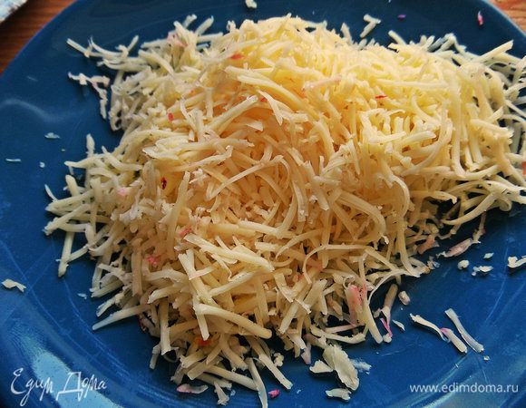 Сыр мелко натереть.