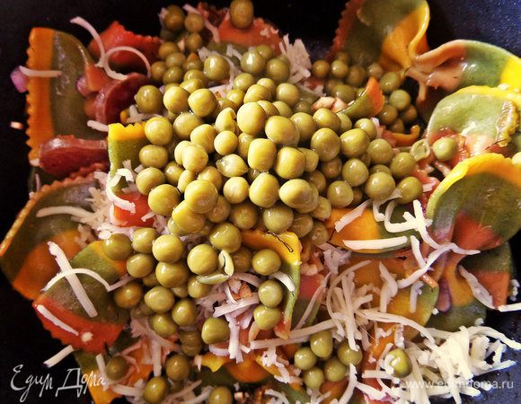 Добавить большую половину сыра и горошек в пасту. Перемешать.