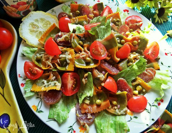 Порвать листья айсберга на дно тарелки, сверху выложить пасту с заправкой, разложить кусочки черри.