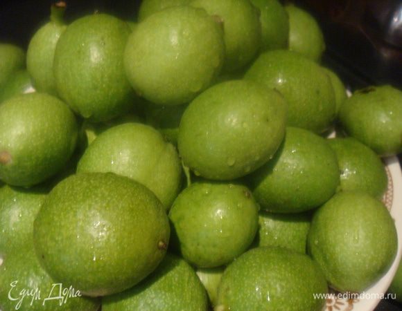 Орехи помыть и выбрать, чтобы не было повреждений на кожуре.