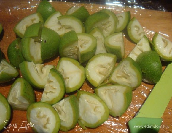 Рекомендую делать ликер в перчатках. Орехи разрезать на 4 части.