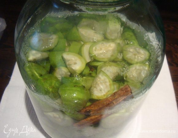 Орехи засыпьте в трехлитровую банку, добавить гвоздику, палочку корицы и залейте хорошей, качественной водкой. Плотно закройте банку и отправьте в светлое место на два месяца (у меня стоит на подоконнике). Банку нужно иногда встряхивать.