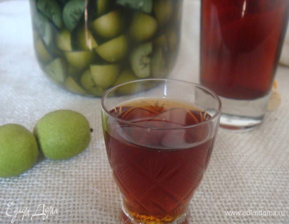 Через месяц готовый ликер профильтровать через несколько слоев марли. Разлить по бутылкам. Хранить ликер в темном прохладном месте. Пить ликер рекомендуется охлажденным маленькими рюмками. Говорят если пить после еды, улучшает пищеварение. На фото у меня остатки с прошлого года.