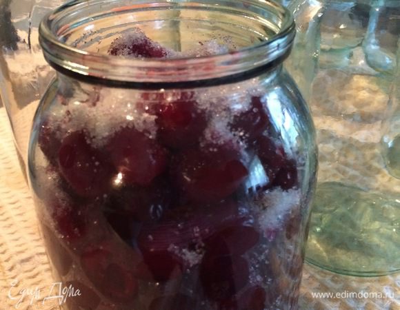 Вишню переберите, промойте проточной водой, удалите косточки. Я это делала с помощью большой канцелярской скрепки. Наполните теплые стерильные банки вишней до половины и добавьте 1,5-2 ст. ложки сахара. Затем добавьте еще половину вишен и опять сахар. На фото видно, что банки заполняем вишней, не досыпая до горлышка на 2-3 см. Отставляем банки на 4 часа, даем вишне выделить сок.