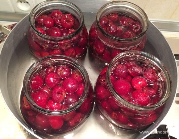 Через 4 часа проверьте, сколько сока выделили вишни. Если жидкости не достаточно, долейте обычной кипяченой воды. Затем поставьте банки в кастрюлю для стерилизации. Стерилизуйте 1-л банки 15 минут (после закипания воды). По окончании стерилизации закрутите банки плотно крышками (если крышки со специальной резьбой) или закатайте закаточным ключом. Переверните банки крышкой вниз на полотенце, а когда они полностью остынут, уберите их в прохладное место.