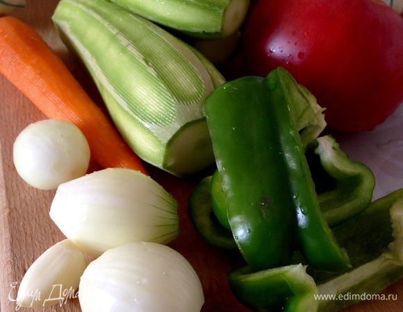 Овощи вымыть. Затем нарезать кусочками, сложить в рукав для запекания.
