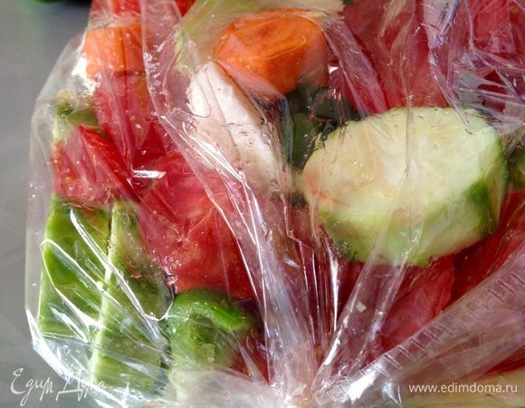 В пакет влить 2–3 ст. л. растительного масла, приправить солью, сахаром и перцем, перемешать овощи руками поверх пакета. Пакет выложить на противень, сделать в пакете несколько проколов зубочисткой и поставить овощи запекаться в разогретую до 180°C духовку на 1 час.