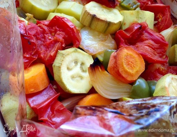 Пакет аккуратно разрезать, содержимое пакета переложить в кастрюлю или миску.