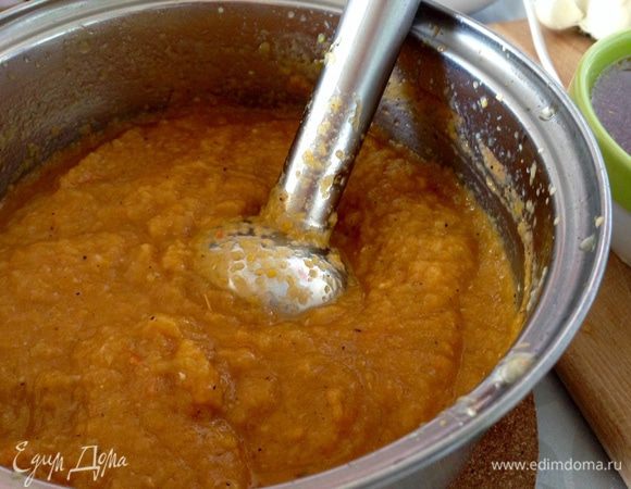 Овощи пюрировать блендером.