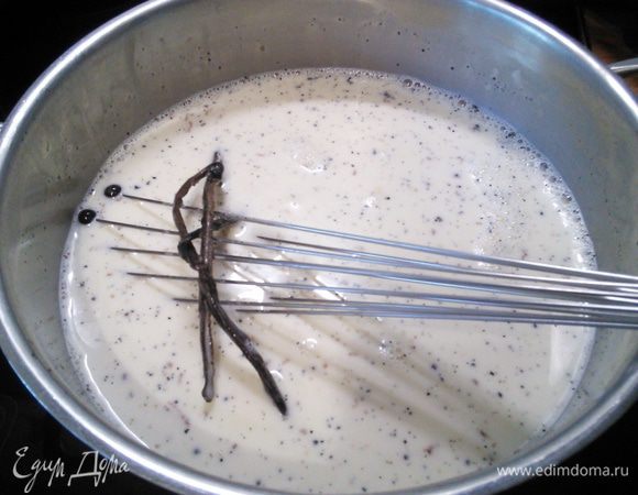 
Смешиваем в кастрюле молоко со сливками и сиропом. Ванильные стручки (я использовала 2 вместо 3) разрезать вдоль и тупой стороной ножа извлечь ванильные зернышки. Поместить в кастрюлю вместе со стручками. Довести до кипения, снять с огня и оставить на ночь настаиваться. 



