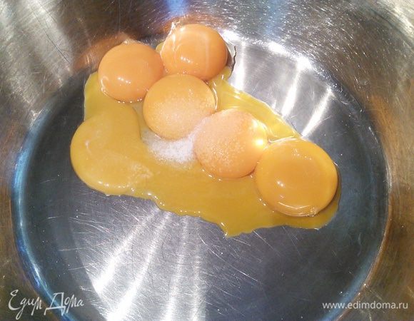 На следующий день в большой миске смешать желтки с солью, взбить слегка венчиком и оставить на несколько минут. В это время цвет становится интенсивнее. 