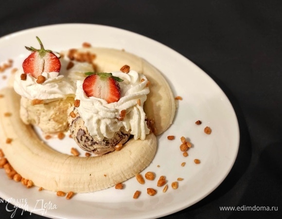 Банан очистить, разрезать вдоль на половинки, выложить на тарелку. Сверху выложить по 3 шарика мороженого (у меня 2).