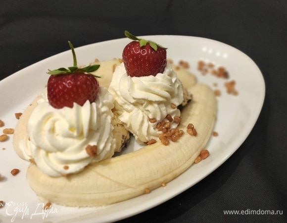 Украсить взбитыми с ванильным сахаром и сахарной пудрой сливками, рублеными орешками. Выложить половинки клубники или другой ягоды. Можно полить шоколадным, кленовым или любым другим сиропом. Приятного вам аппетита!