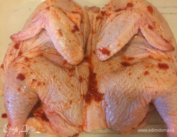 Духовку нагреть до 200°С. Курицу натереть аджикой и солью. Жарить до готовности.