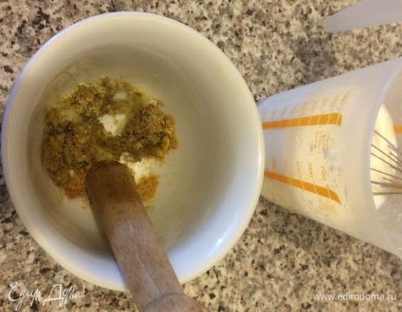 В ступке смешать: чеснок, шафран, хмели-сунели и кориандр.