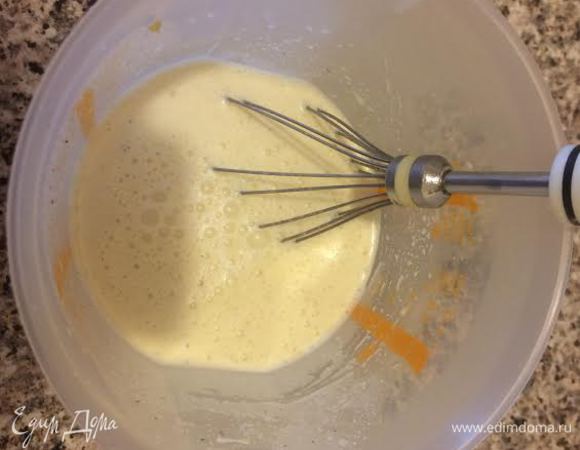 Майонез смешать с горячей водой и взбить венчиком. Добавить специи с чесноком и еще раз хорошо взбить. Дать постоять 5 минут.