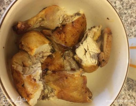 Готовую курицу нарезаем на порционные куски.