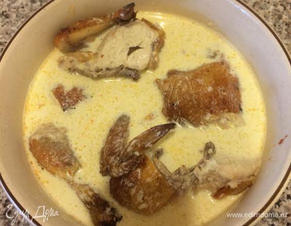 Заливаем соусом, накрываем пленкой и даем настояться (1 час).