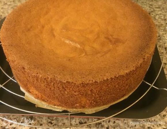 Готовый бисквит аккуратно извлечь из формы, выложить на решетку и дать остыть. Остывший бисквить накрыть полотенцем и дать вылежаться  8 часов.