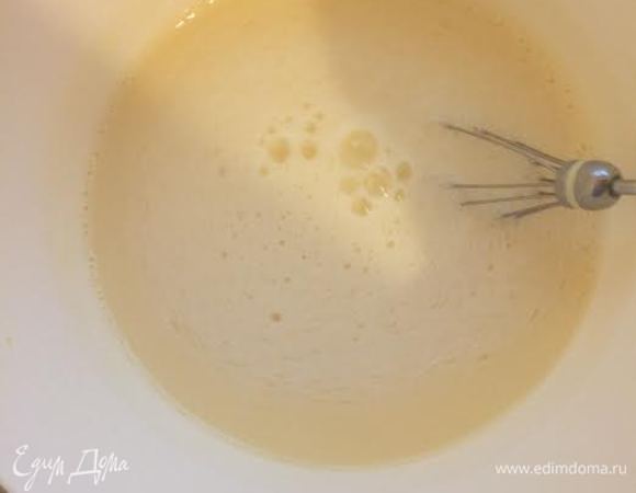 Молоко подогреть.Теплое молоко смешать с желтковой массой.