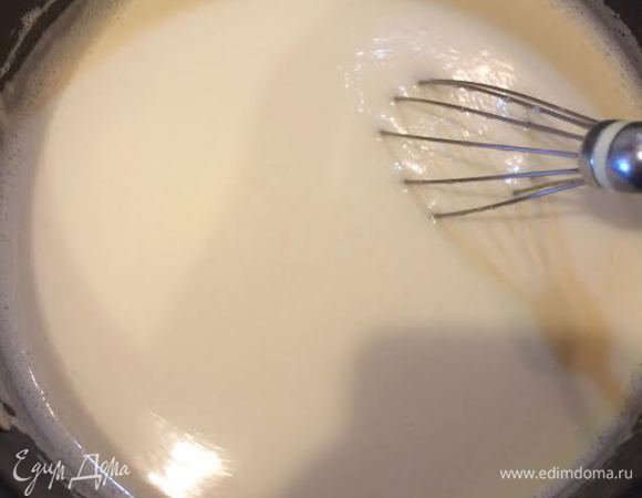 Вернуть на огонь и варить постоянно помешивая до загустения.