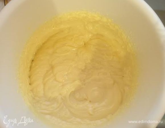 Масло и крем должны быть одинаковой температуры.Взбить масло. Постепенно начать добавлять крем, взбивать пока масса не станет однородной и пышной. Готовый крем отправить в холодильник на 2 часа.