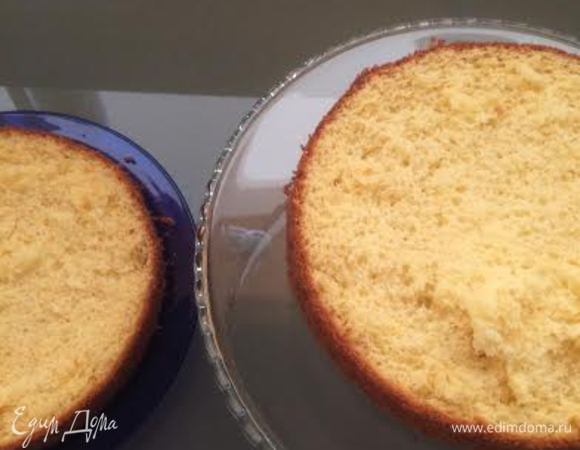 Сборка: бисквит разрезать на 2 части.