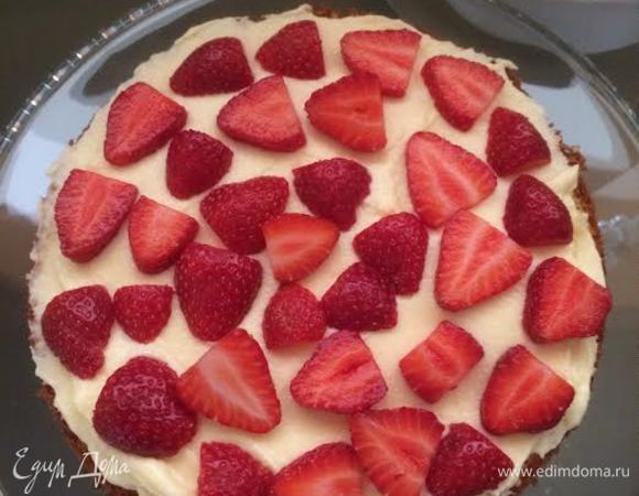 Украсить клубникой.