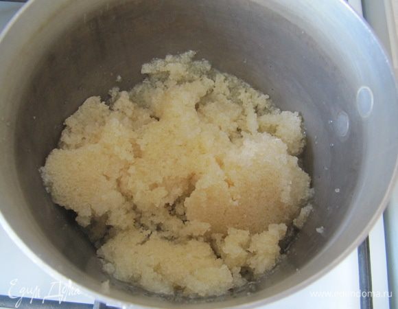 Гранулированный желатин для творожного слоя залить холодным молоком и оставить набухать на 40-50 мин. Тем временем, приготовить песочную основу для чизкейка.